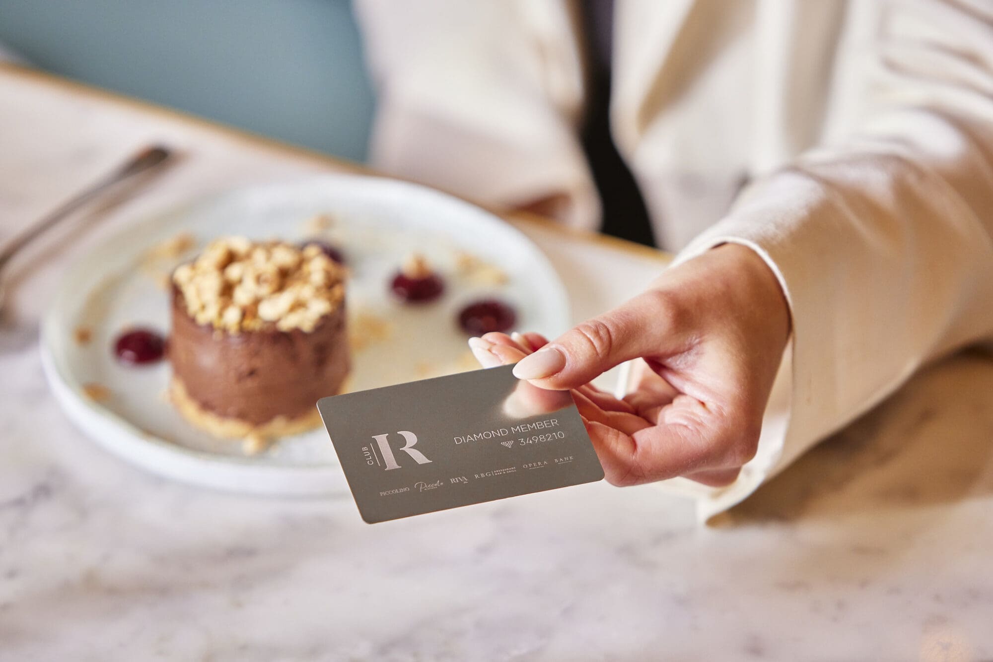 A person is holding a Club IR Diamond Member card